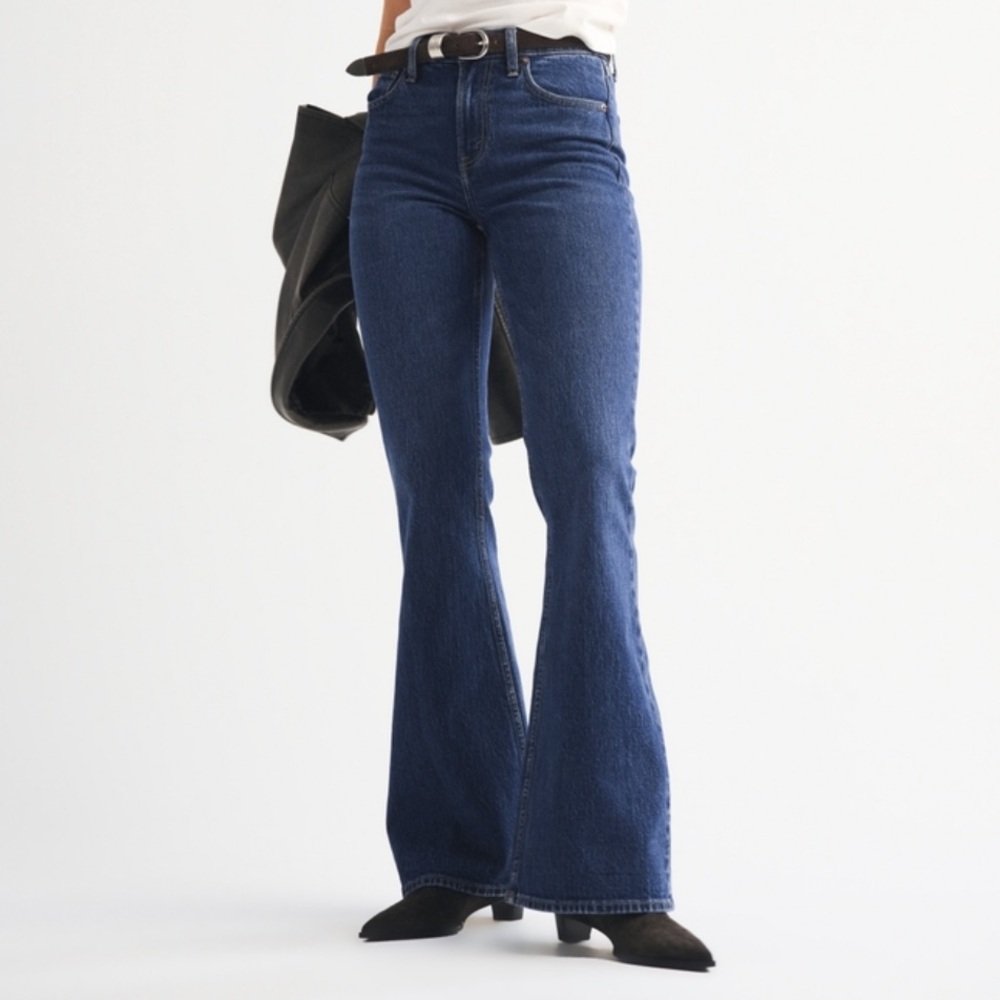 Abercrombie & Fitch Curve Love Ultra High Rise The Flare Jean Size 27/4